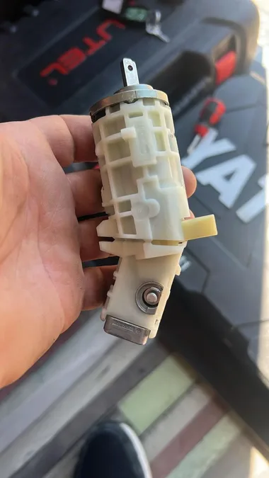 Reparație contact auto defect — lacătuș auto mobil Chei Auto Express