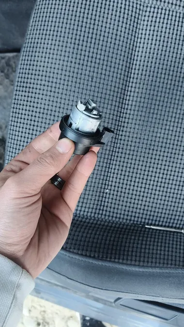 Reparație contact auto defect la domiciliu